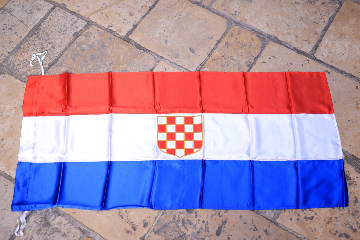 Zastava s povijesnim hrvatskim grbom 094 2