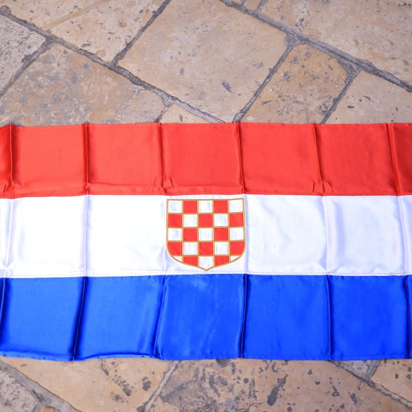 Zastava s povijesnim hrvatskim grbom 094 2